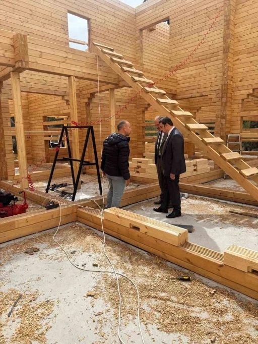 Arpaçay’da Kütük Evi’in yapımı sürüyor
