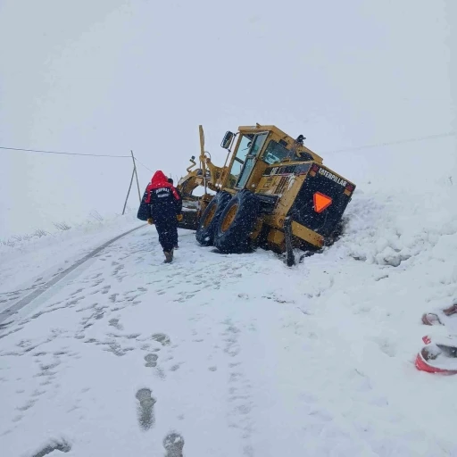 Arpalı&rsquo;da karla m&uuml;cadele sırasında iş makinesi kara saplandı

