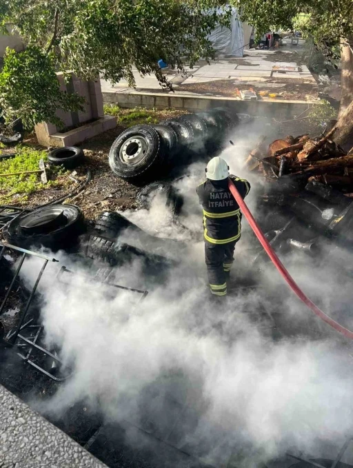 Arsuz&rsquo;da hurdalık yangını

