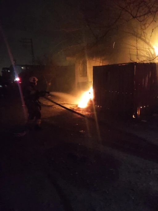 Arsuz&rsquo;da m&uuml;stakil evden alevler y&uuml;kseldi
