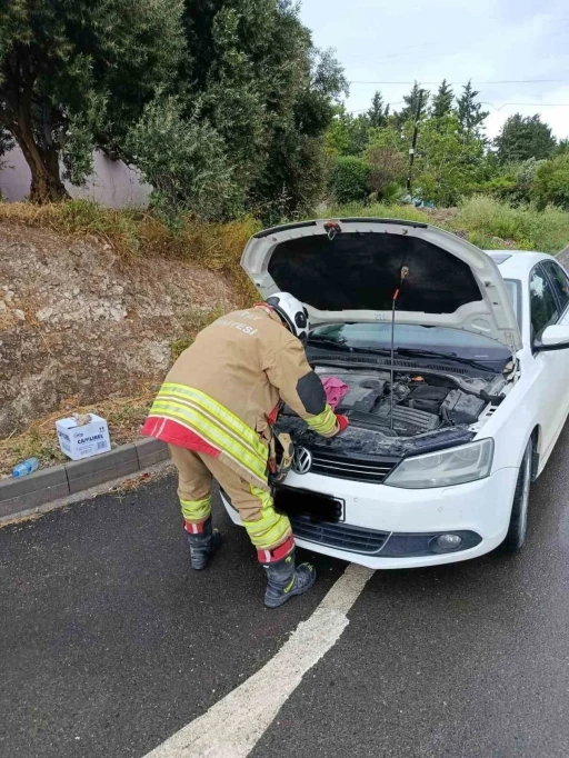 Arsuz&rsquo;da otomobilin motoruna giren kediler kurtarıldı
