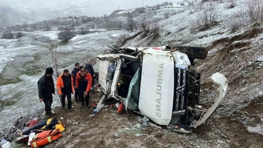 Artvin&rsquo;de ambulans u&ccedil;uruma yuvarlandı: 1 &ouml;l&uuml;, 4 yaralı
