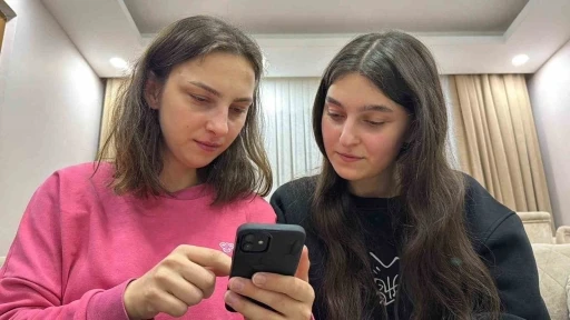 Artvin&rsquo;de aralarında 11 yaş olan kardeşlerin telefonlarının y&uuml;z tanıma şaşkınlığı
