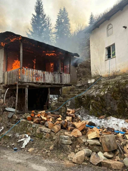 Artvin&rsquo;de cami lojmanında yangın
