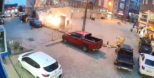 Artvin&rsquo;de cami &ouml;n&uuml;nde atılan havai fişekler korku ve paniğe neden oldu
