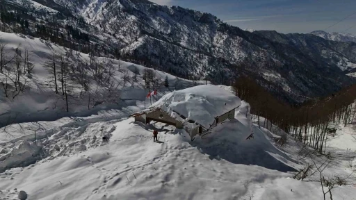Artvin’de çığın düştüğü Macahel’deki Karayolları bakım onarım tesislerine ekipler ulaştı
