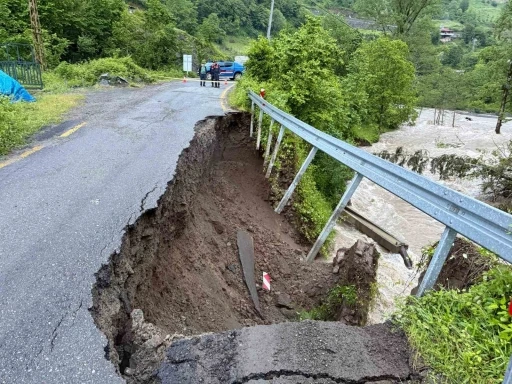 Artvin&rsquo;de dere taştı, 5 k&ouml;y&uuml;n ulaşımını sağlayan yol hasar g&ouml;rd&uuml;
