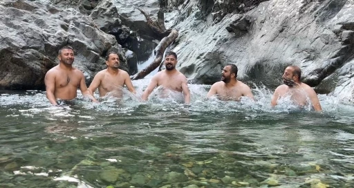Artvin’de gençler derede horonla serinledi
