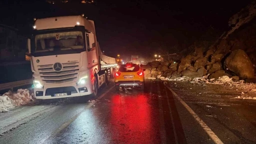 Artvin&rsquo;de heyelan: Bor&ccedil;ka-Hopa karayolu ulaşıma kapandı
