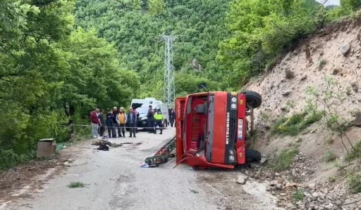 Artvin’de iş makinesi kaza yaptı: 1 ölü, 2 yaralı
