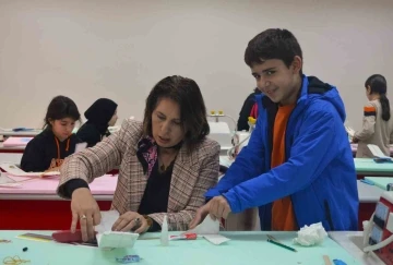 MODEL UÇAK KURSUNA YOĞUN İLGİ