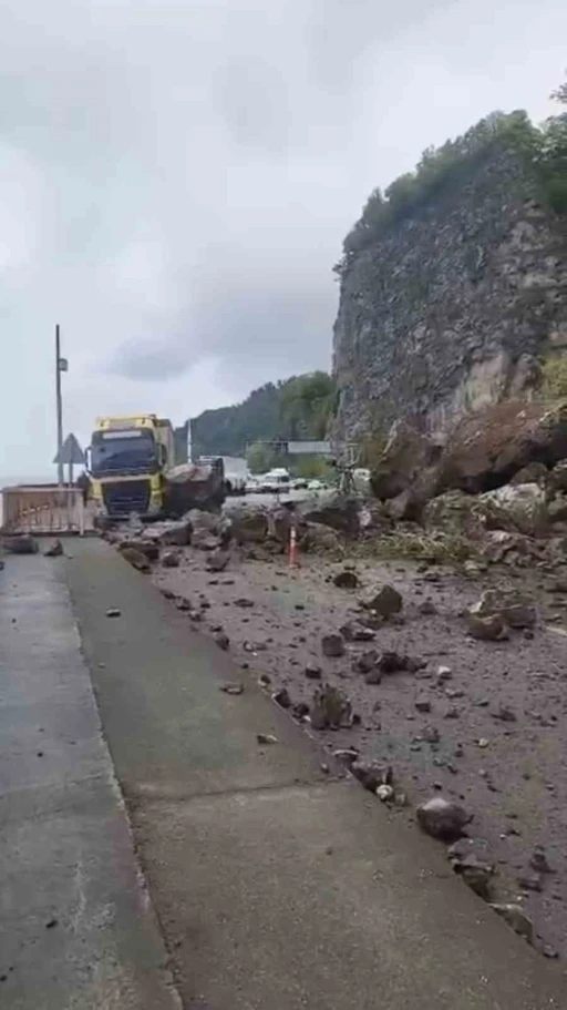 Artvin&rsquo;de Sarp Sınır Kapısı yolunda heyelan
