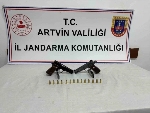 Artvin’de silah sesleri üzerine yapılan kontrolde ruhsatsız tabanca ele geçirildi
