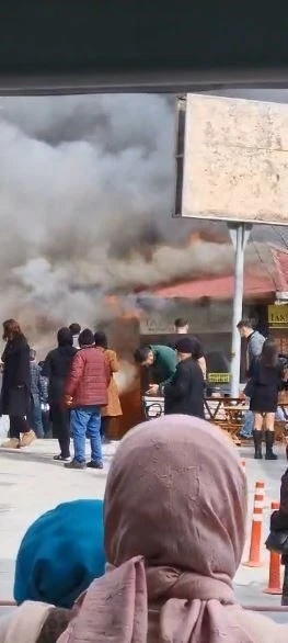 Artvin&rsquo;de taksi durağında &ccedil;ıkan yangın paniğe neden oldu

