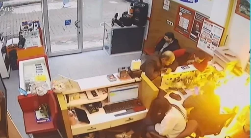 Artvin’de tamir için getirilen cep telefonu bomba gibi patladı
