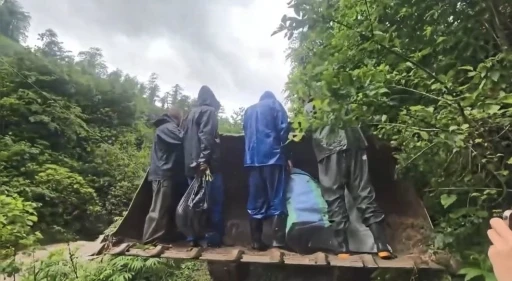 Artvin&rsquo;de taşan dere 4 &ccedil;ay iş&ccedil;isini mahsur bıraktı, imdatlarına ekipler yetişti
