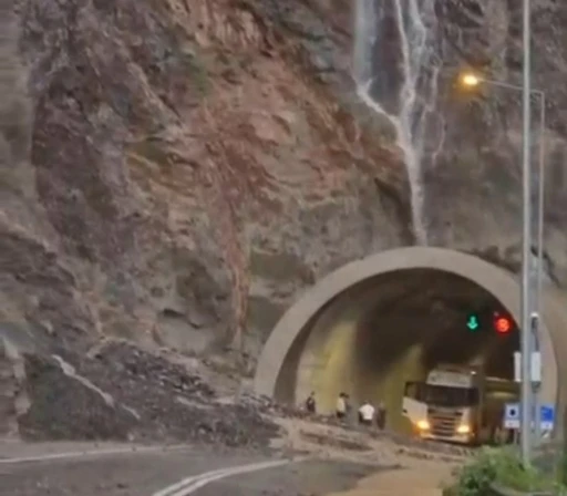 Artvin-Erzurum karayolu, sel ve heyelan nedeniyle ulaşıma kapandı
