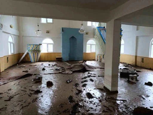 Artvin’in Borçka ilçesindeki sel sonrası Karşıköy Camii çamur içinde kaldı
