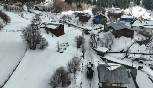 Artvin Orman B&ouml;lge M&uuml;d&uuml;rl&uuml;ğ&uuml;&rsquo;nden karla m&uuml;cadeleye destek
