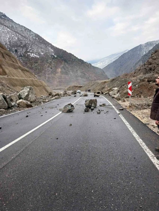 Artvin-Şavşat Karayolu&rsquo;nda heyelan
