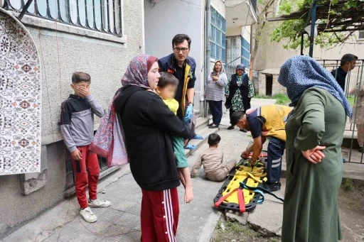 Aşağı d&uuml;şen kardeşine bakarken kendisi de d&uuml;şt&uuml;