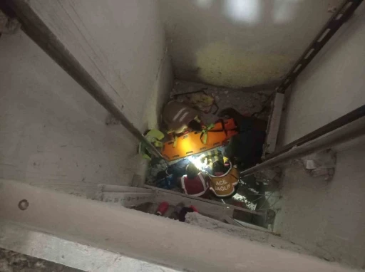 Asans&ouml;r boşluğuna d&uuml;şen iş&ccedil;i yaralandı
