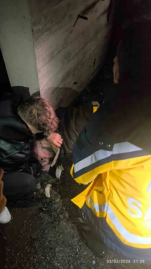 Asans&ouml;r boşluğuna d&uuml;şerek yaralanan kişiyi itfaiye kurtardı
