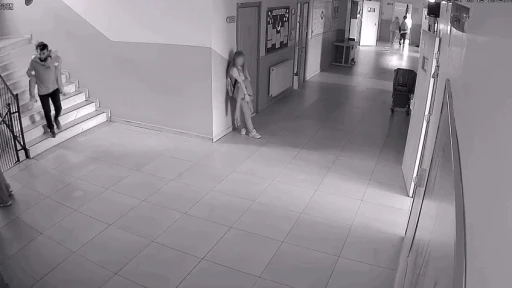 Asans&ouml;r bozulunca engelli &ouml;ğrencisini sırtında taşıdı
