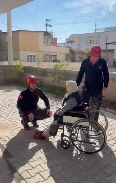Asans&ouml;r devre dışı kaldı, itfaiye yaşlı kadını evine taşıdı
