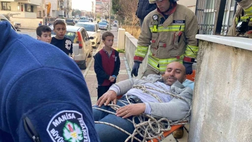 Asans&ouml;r kulesinden d&uuml;şen g&uuml;vercin meraklısı yaralandı
