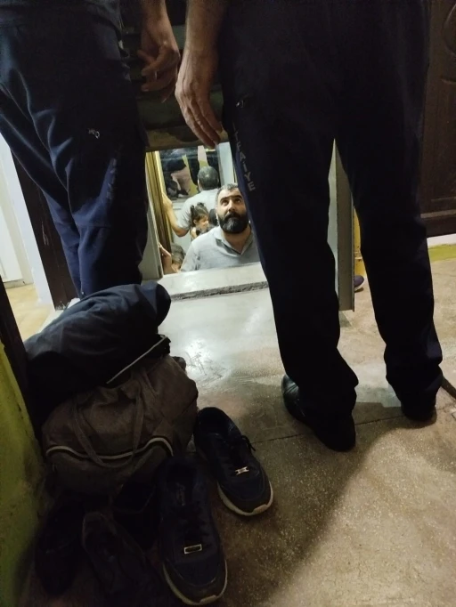 Asansörde kalan aileyi ekipler kurtardı
