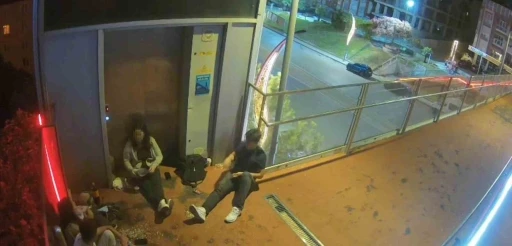 Asans&ouml;r&uuml;n &ouml;n&uuml;n&uuml; kapatıp &ccedil;ekirdek kabuklarını yere attılar
