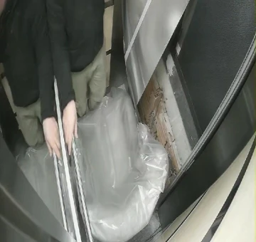 Asans&ouml;r&uuml;n zemin kata &ccedil;akıldığı anlar kamerada: Şans eseri yara almadan kurtuldu
