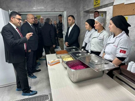 Aş&ccedil;ı adayı lise &ouml;ğrencileri g&uuml;nde 10 bin kişi i&ccedil;in yemek hazırlıyor
