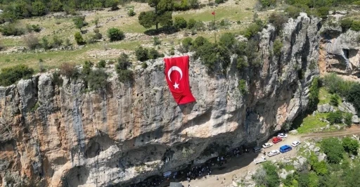 Aserin Kayası eşsiz manzarasıyla dikkat &ccedil;ekiyor
