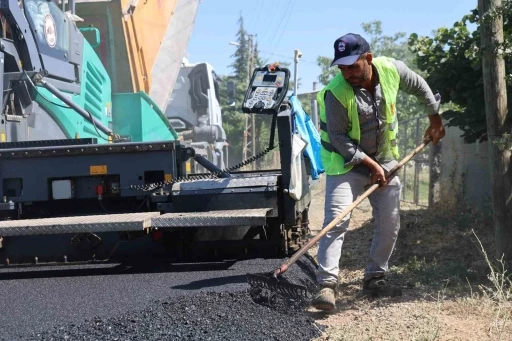 Asfalt iş&ccedil;ilerinin kavurucu sıcakta mesaisi s&uuml;r&uuml;yor

