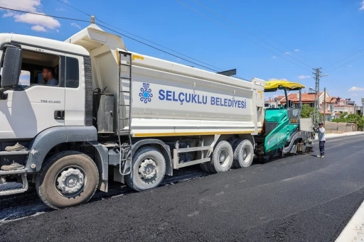 Asfalt sezonunda Sel&ccedil;uklu&rsquo;nun yol konforu artmaya devam ediyor
