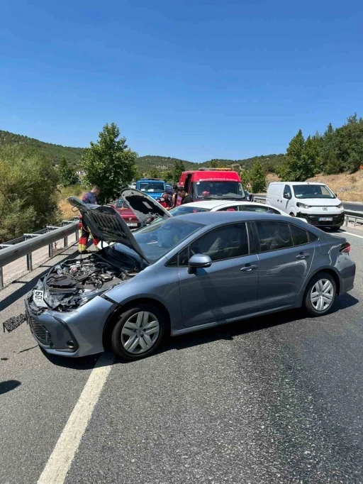 Asfaltın erimesi zincirleme kazaya neden oldu: 8 yaralı
