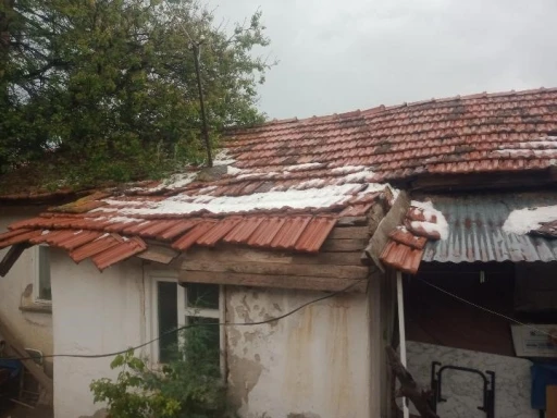 Aşırı sağanak yağış m&uuml;stakil evin &ccedil;atısına zarar verdi
