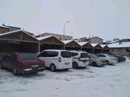 Aşırı soğuklar Tercan&rsquo;da pazar yerini boş bıraktı
