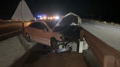 Aşırı s&uuml;ratle 2 aracı hurdaya &ccedil;eviren s&uuml;r&uuml;c&uuml;, otostop &ccedil;ekip ka&ccedil;tı
