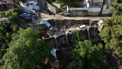 Aşırı yağışla birlikte &ccedil;&ouml;ken yol 5 aracı yuttu
