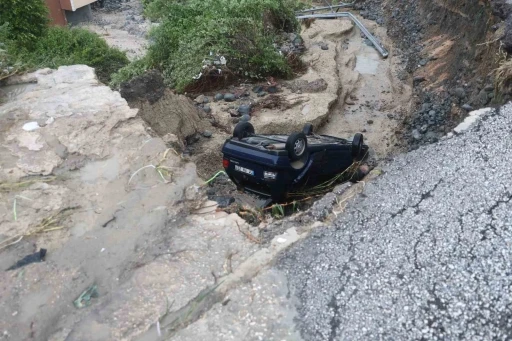 Aşırı yağışla birlikte &ccedil;&ouml;ken yoldan d&uuml;şen otomobilin s&uuml;r&uuml;c&uuml;s&uuml; &ouml;ld&uuml;
