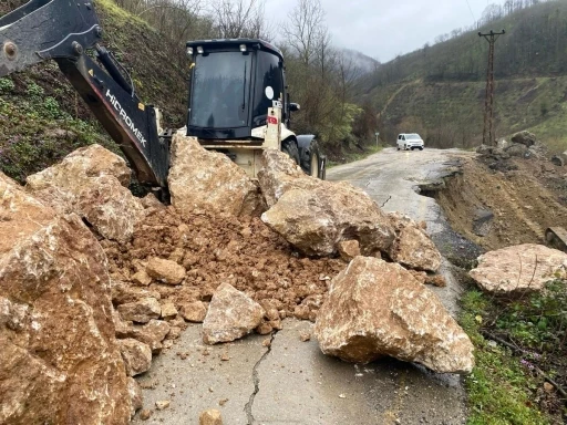 Aşırı yağışlar heyelana neden oldu yol &ccedil;atladı
