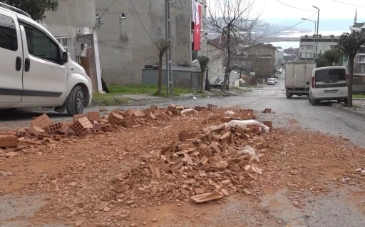 Aşırı y&uuml;kl&uuml; kamyon kayarak iki aracı bi&ccedil;ti; o anlar kamerada
