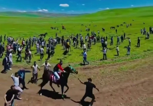 Asırlık at yarışında tepki toplayan anlar
