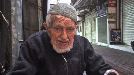 Asırlık çınardan gençlere tavsiye: &quot;Paranızı dumana değil, fakire verin&quot;
