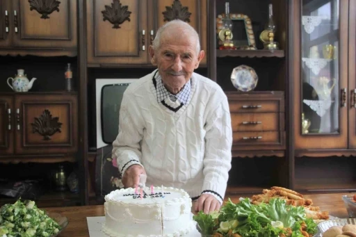 Asırlık dede, 102&rsquo;nci yaşını pasta keserek karşıladı