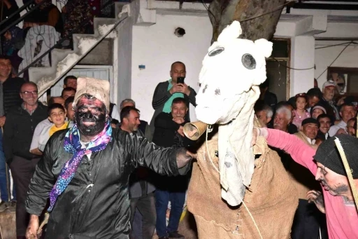Asırlık ’deve oyunu’ Sındırgı’da canlandırıldı
