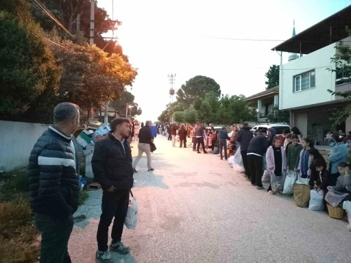 Asırlık gelenekle &ccedil;ocukların y&uuml;z&uuml; g&uuml;l&uuml;yor
